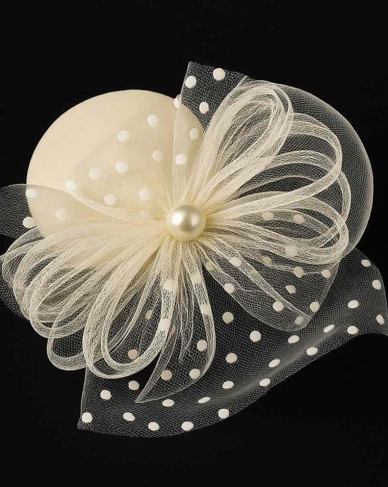 כובע לבן- עם רשת נקודות ופנינה