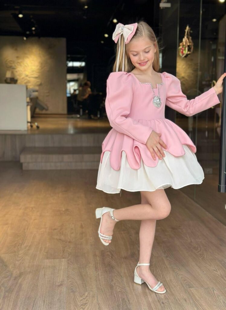 שמלת 🎀 שמלות ילדות לאירועים שמלות ילדות יוקרתיות לאירועים – כל הדגמים באתר. חובה לראות לפני שקונים | VERDAH מבית Verdah | מבד – עיצוב יוקרתי ואופנה צנועה | Verdah elegant modest fashion שמלה שמלת ילדות שושבינה