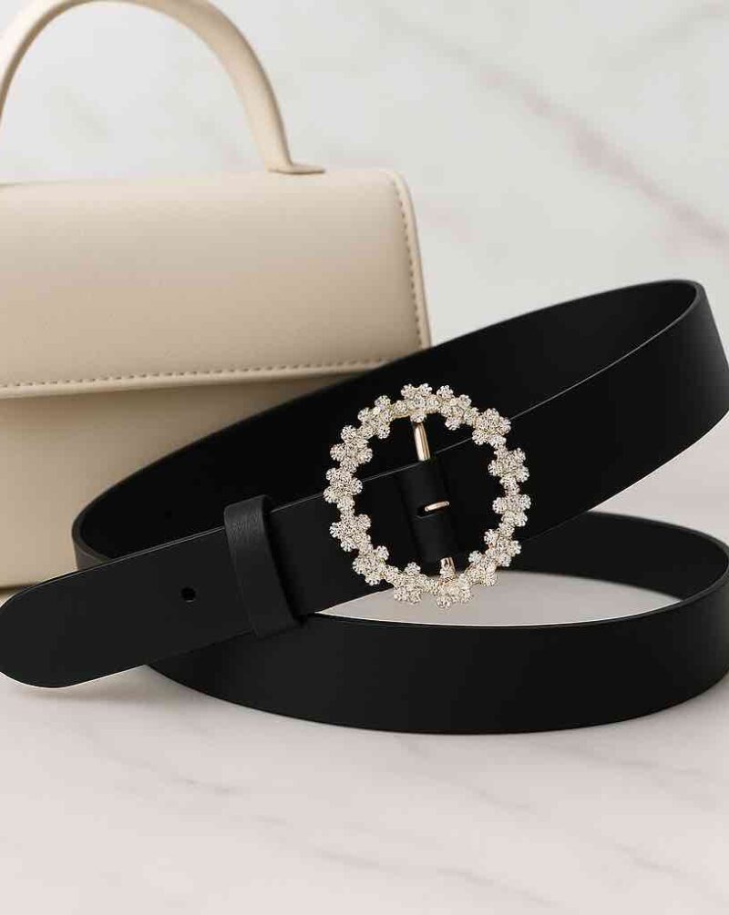 חגורת עור שחורה עם אבזם לב משובץ קריסטלים – אקססוריז אופנתי